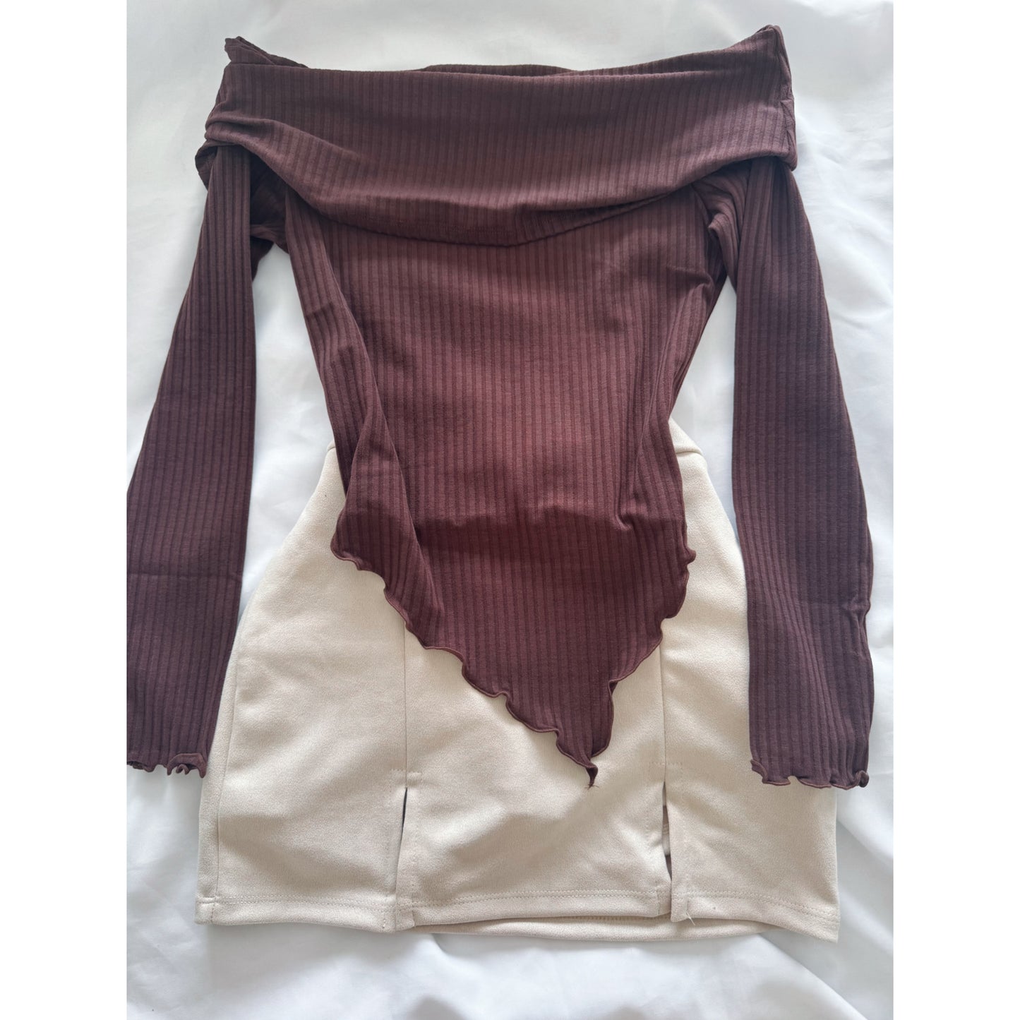 FALDA CON SHORT GAMUZA + POLERA SIN HOMBROS CAFE