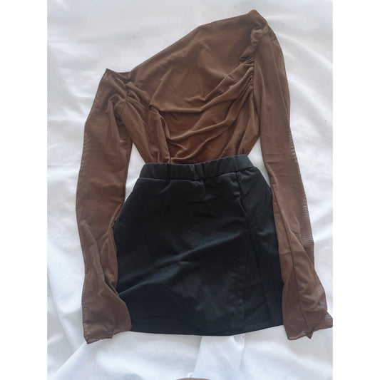 CONJUNTO TOP ASIMETRICO CAFE + FALDA TUBO CON SHORT