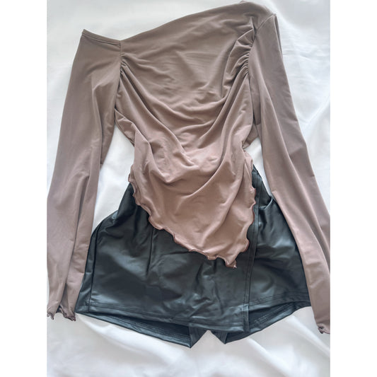 FALDA SHORT ECOCUERO + POLERA ASIMETRICA